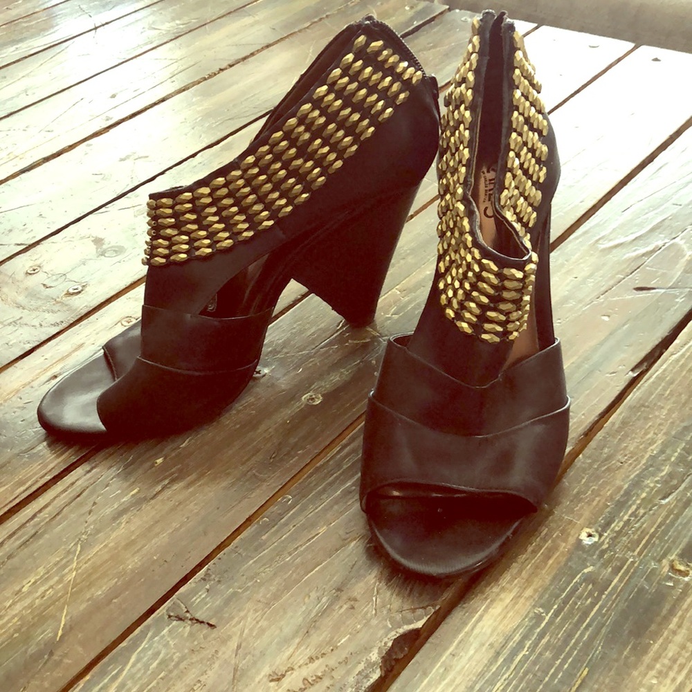 Woman’s embellished peep toe pump size 7.5